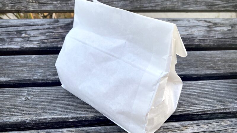 あぐりん村で購入した平飼い卵が入っている白い紙袋